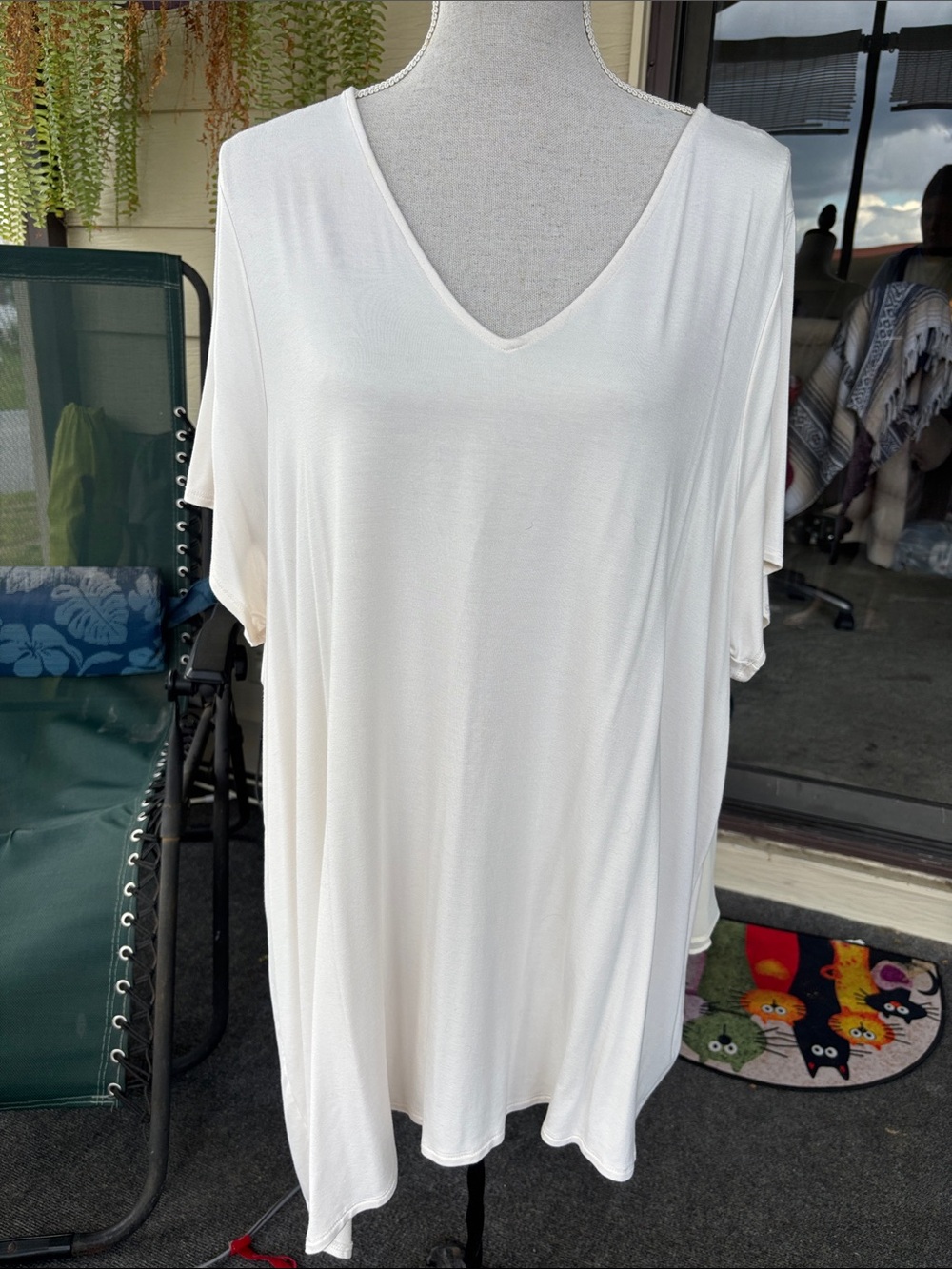 Lisa Rinna Collection Ivory V-Neck Short Sleeve Tunic with Drop Back Flair